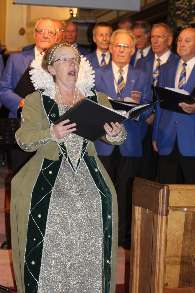 Elizabeth I sings